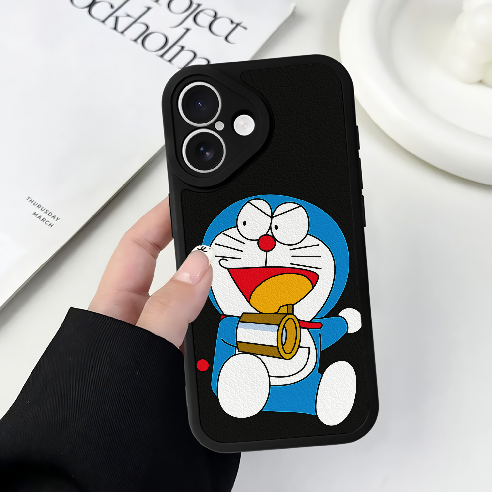 （画像用） ドラえもん Doraemon 【iPhone 16シリーズ対応】シリコンスマホケース（レザー調） 材質：シリコン